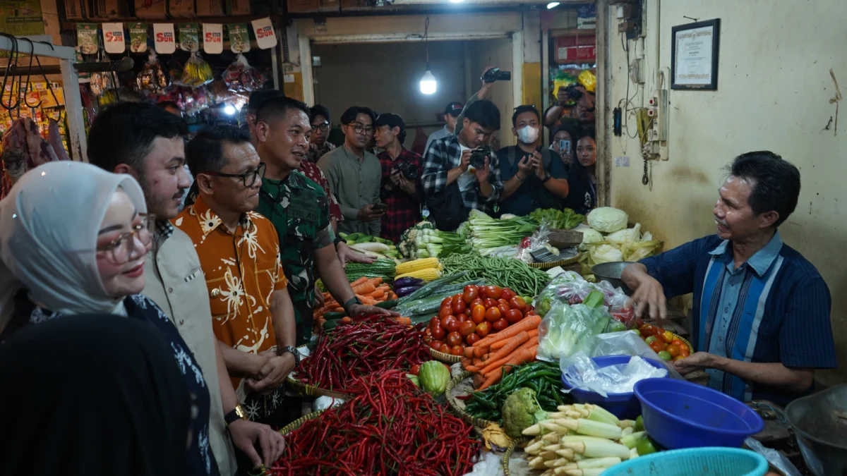 Ketua Komisi II DPRD Kota Bogor, Abdul Kadir Hasbi Alatas bersama Pj Wali Kota Bogor, Hery Antasari bersama jajaran saat melakukan sidak ke Pasar Kebon Kembang, Jumat (8/11). (Yudha Prananda / Jabar Ekspres)