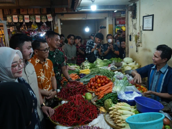 Ketua Komisi II DPRD Kota Bogor, Abdul Kadir Hasbi Alatas bersama Pj Wali Kota Bogor, Hery Antasari bersama jajaran saat melakukan sidak ke Pasar Kebon Kembang, Jumat (8/11). (Yudha Prananda / Jabar Ekspres)