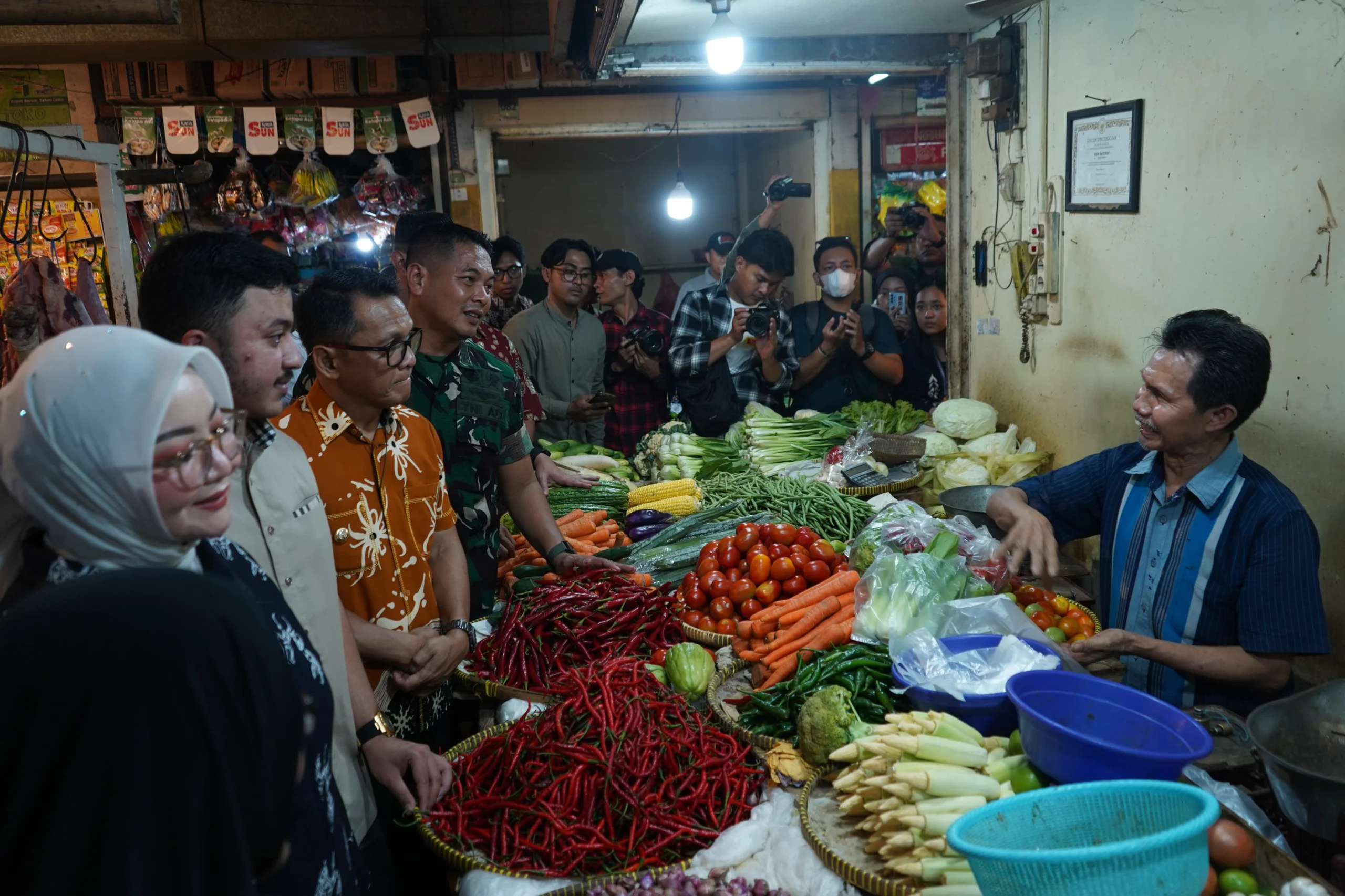 Ketua Komisi II DPRD Kota Bogor, Abdul Kadir Hasbi Alatas bersama Pj Wali Kota Bogor, Hery Antasari bersama jajaran saat melakukan sidak ke Pasar Kebon Kembang, Jumat (8/11). (Yudha Prananda / Jabar Ekspres)