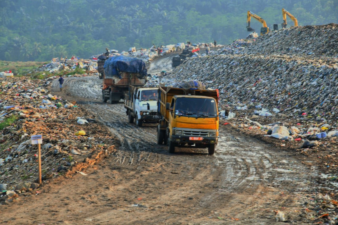 Ilustrasi: Truk pengangkut sampah dari bandung raya menuju TPA Sarimukti. (Dok. Jabar Ekspres)