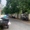 Potret barisan roda pengakut sampah di sekitar TPS wilayah Arcamanik, Jalan Cisaranten Endah, Kota Bandung (Sadam / JE)