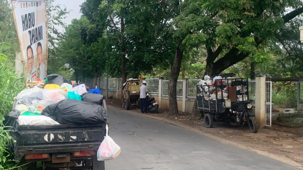 Potret barisan roda pengakut sampah di sekitar TPS wilayah Arcamanik, Jalan Cisaranten Endah, Kota Bandung (Sadam / JE)