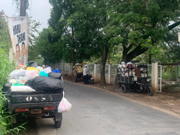 Potret barisan roda pengakut sampah di sekitar TPS wilayah Arcamanik, Jalan Cisaranten Endah, Kota Bandung (Sadam / JE)