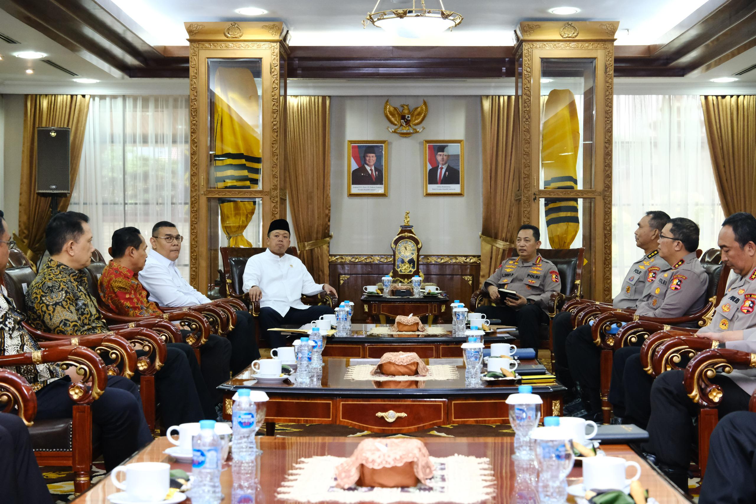 Menteri Agraria dan Tata Ruang/Kepala Badan Pertanahan Nasional (ATR/BPN), Nusron Wahid bersama Wakil Menteri ATR/Wakil Kepala BPN, Ossy Dermawan mengunjungi Kepala Kepolisian Republik Indonesia (Kapolri), Listyo Sigit Prabowo di Mabes Polri, Jakarta, Jumat (08/11/2024).