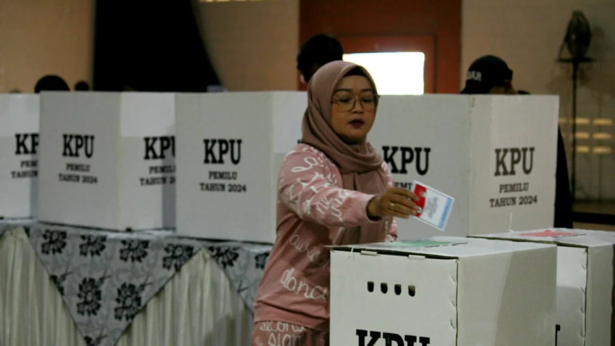 Pemilih saat mengikuti simulasi pemungutan suara, di Kota Bandung, Minggu (10/11)