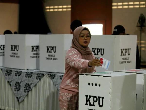 Pemilih saat mengikuti simulasi pemungutan suara, di Kota Bandung, Minggu (10/11)