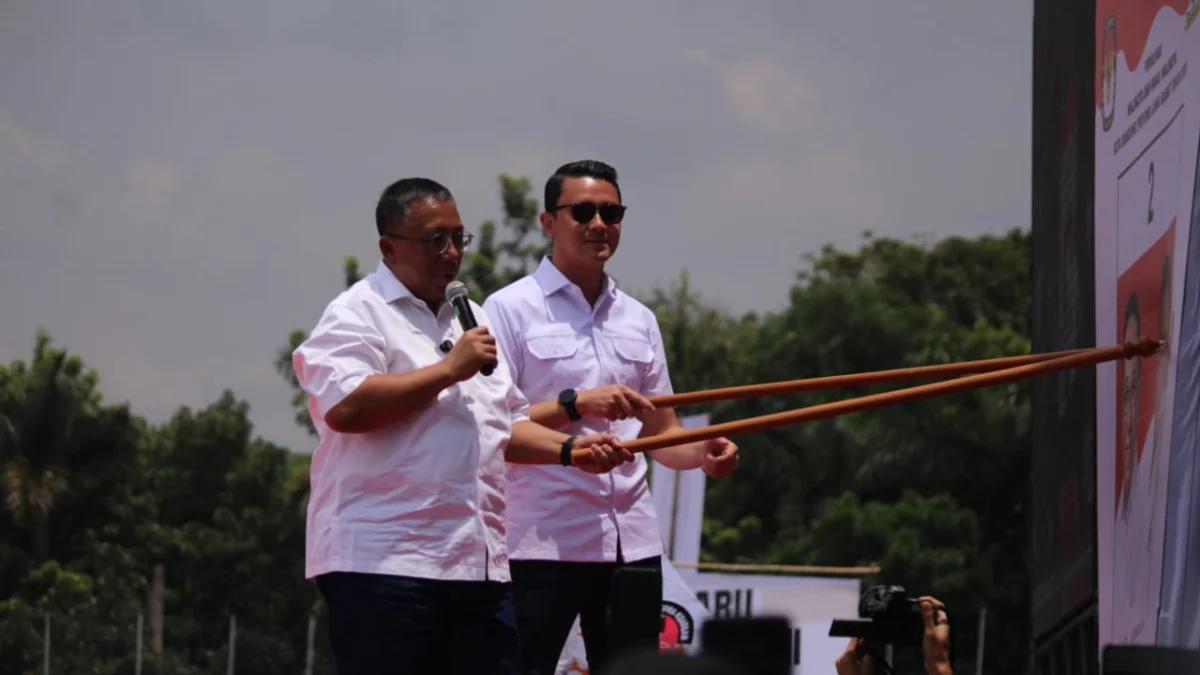 Haru - Dhani saat menyapa kader dan simpatisan di Lapangan Tegallega, Minggu (10/11).