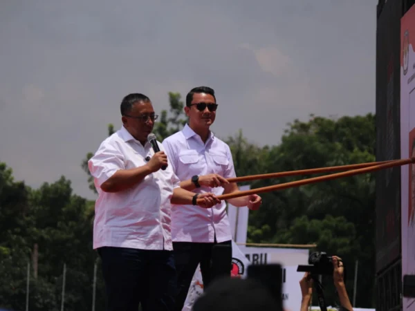 Haru - Dhani saat menyapa kader dan simpatisan di Lapangan Tegallega, Minggu (10/11).