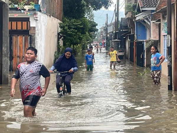 Aktifitas Warga Komplek Cingcin Permata Indah (CPI), Desa Gandasari, Kecamatan Katapang, Kabupaten Bandung usai banjir menerjang komplek tersebut pada Senin (11/11). Foto Agi