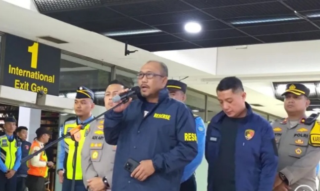 Dirreskrimum Polda Metro Jaya Kombes Pol Wira Satya Triputra saat memberikan keterangan pers terkait kasus Judol di Bandara Soekarno Hatta, Tangerang, Banten. (foto/ANTARA)