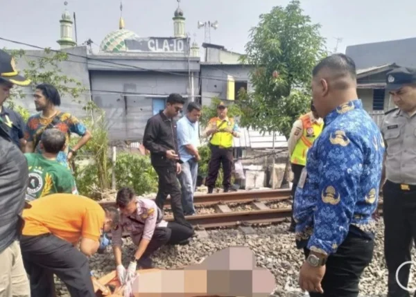 Satu orang tewas tertabrak kereta api saat tawuran di Duren Sawit, Jakarta Timur. (Foto/ANTARA)