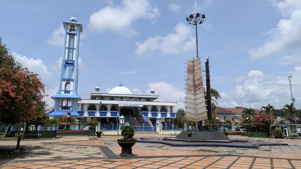 Alun Alun Banjar dan Mesjid Agung masih dalam satu area, namum belakangan terungkap, aset itu bukan milik Pemkot Banjar. (Cecep Herdi/Jabar Ekspres)