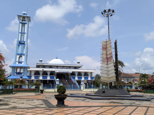 Alun Alun Banjar dan Mesjid Agung masih dalam satu area, namum belakangan terungkap, aset itu bukan milik Pemkot Banjar. (Cecep Herdi/Jabar Ekspres)