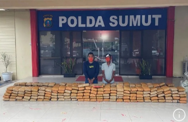 Personel Ditresnarkoba Polda Sumatera Utara menangkap terduga pemilik ganja dan menyita ganja seberat 272 kilogram. (foto/ANTARA)