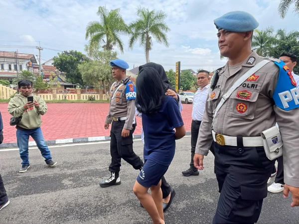 Selebgram DFA saat digiring oleh petugas Polresta bandung di Mapolresta Bandung, Soreang, Kabupaten Bandung, Senin (11/11). Foto Agi