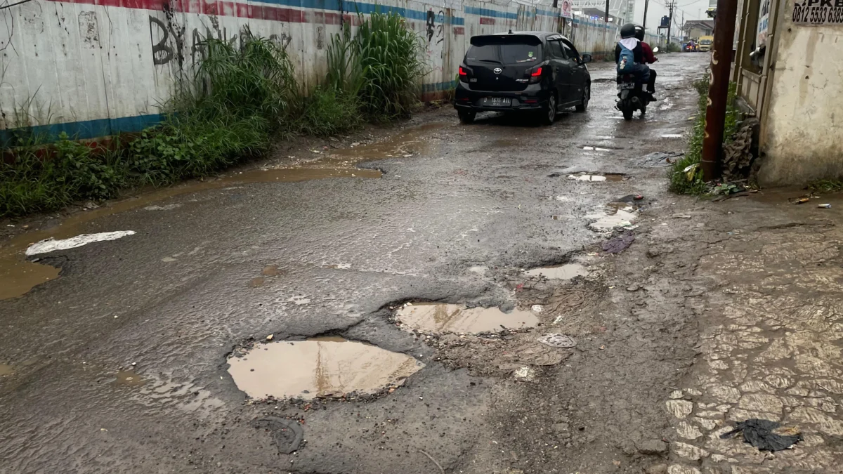 Kondisi Jalan Kebon Kalapa, perbatasan Kecamatan Padalarang dan Ngamprah rusak parah. Senin (11/11). Dok Jabar Ekspres