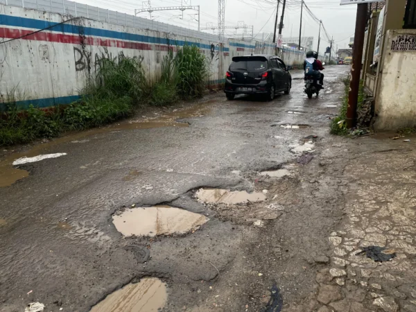 Kondisi Jalan Kebon Kalapa, perbatasan Kecamatan Padalarang dan Ngamprah rusak parah. Senin (11/11). Dok Jabar Ekspres