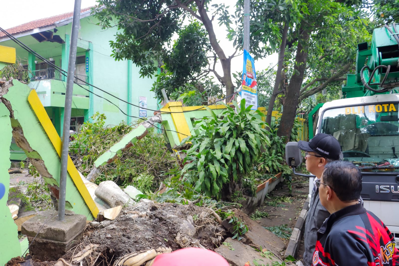 Pj Wali Kota Cimahi, Dicky Saromi saat Meninjau SDN Baros Mandiri 4 yang Tertimpa Pohon Usai Hujan Badai di Cimahi (mong)