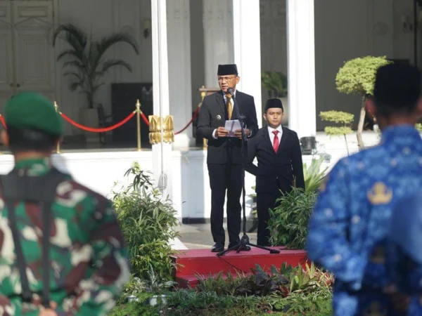 Pj Wali Kota Bogor, Hery Antasari saat memimpin apel peringatan HKN ke-60 tingkat Kota Bogor, Selasa (12/11). (Yudha Prananda / Jabar Ekspres)