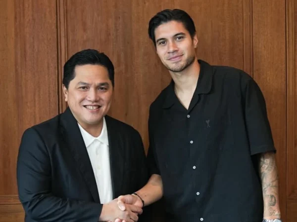 Ketua Umum PSSI Erick Thohir dan Pemain Timnas Indonesia Kevin Disk. (foto/ Instagram @kevindiks2)