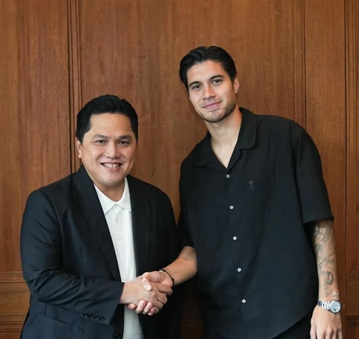 Ketua Umum PSSI Erick Thohir dan Pemain Timnas Indonesia Kevin Disk. (foto/ Instagram @kevindiks2)