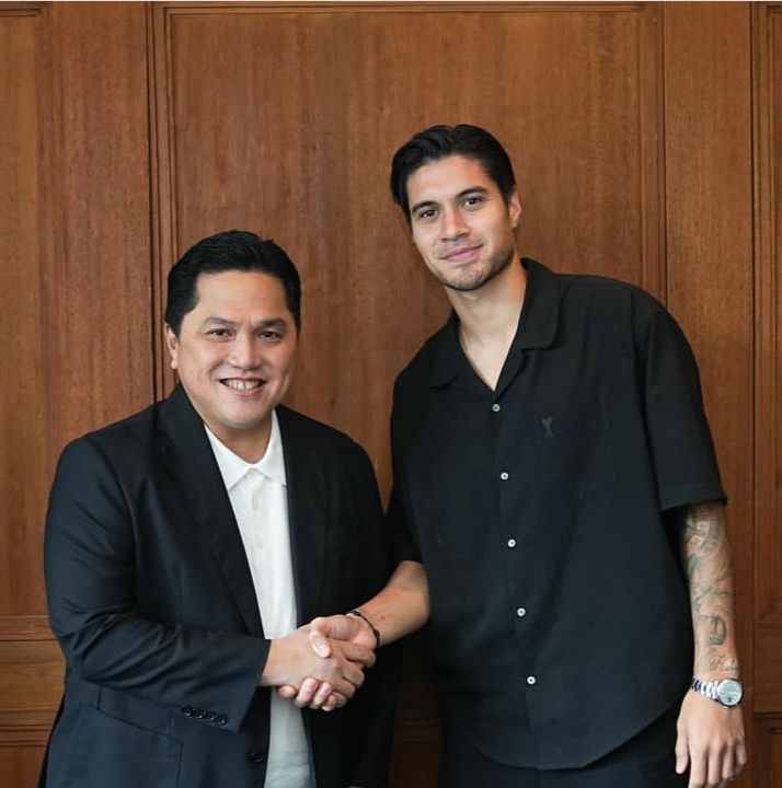 Ketua Umum PSSI Erick Thohir dan Pemain Timnas Indonesia Kevin Disk. (foto/ Instagram @kevindiks2)