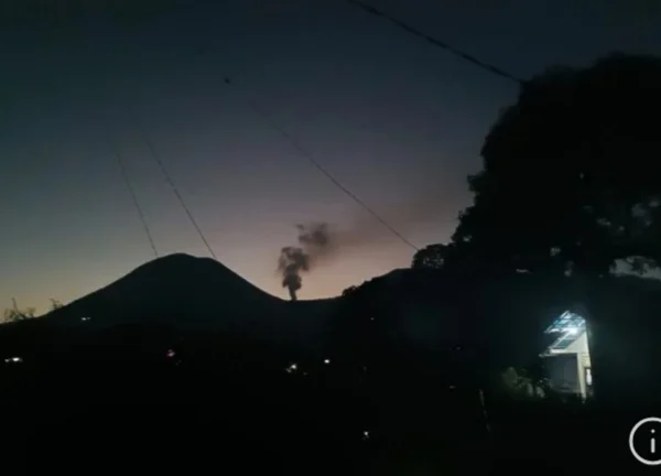 Gunung Lokon di Kota Tomohon dinaikan statusnya ke Level III atau Siaga setelah terjadi kegempaan vulkanik. (Foto/ANTARA)