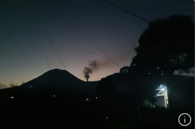 Gunung Lokon di Kota Tomohon dinaikan statusnya ke Level III atau Siaga setelah terjadi kegempaan vulkanik. (Foto/ANTARA)