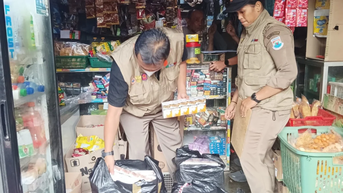 Petugas saat Merazia Rokok Ilegal yang Masih Dijual di Sejumlah Warung di Cimahi (mong)