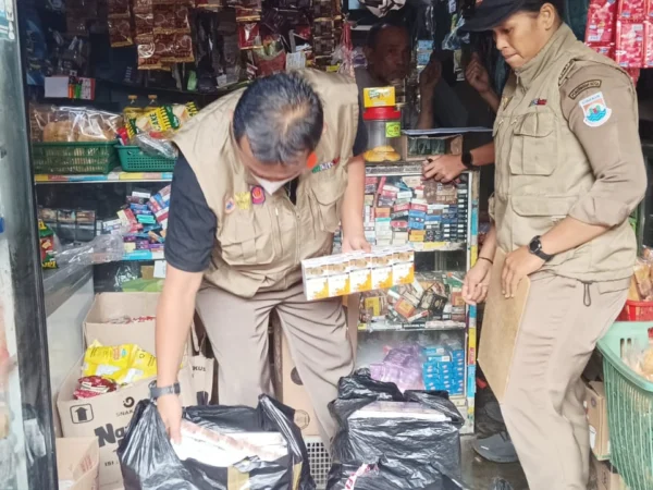 Petugas saat Merazia Rokok Ilegal yang Masih Dijual di Sejumlah Warung di Cimahi (mong)