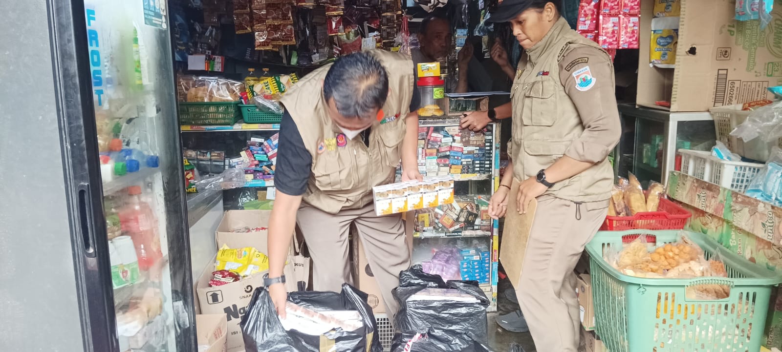 Petugas saat Merazia Rokok Ilegal yang Masih Dijual di Sejumlah Warung di Cimahi (mong)