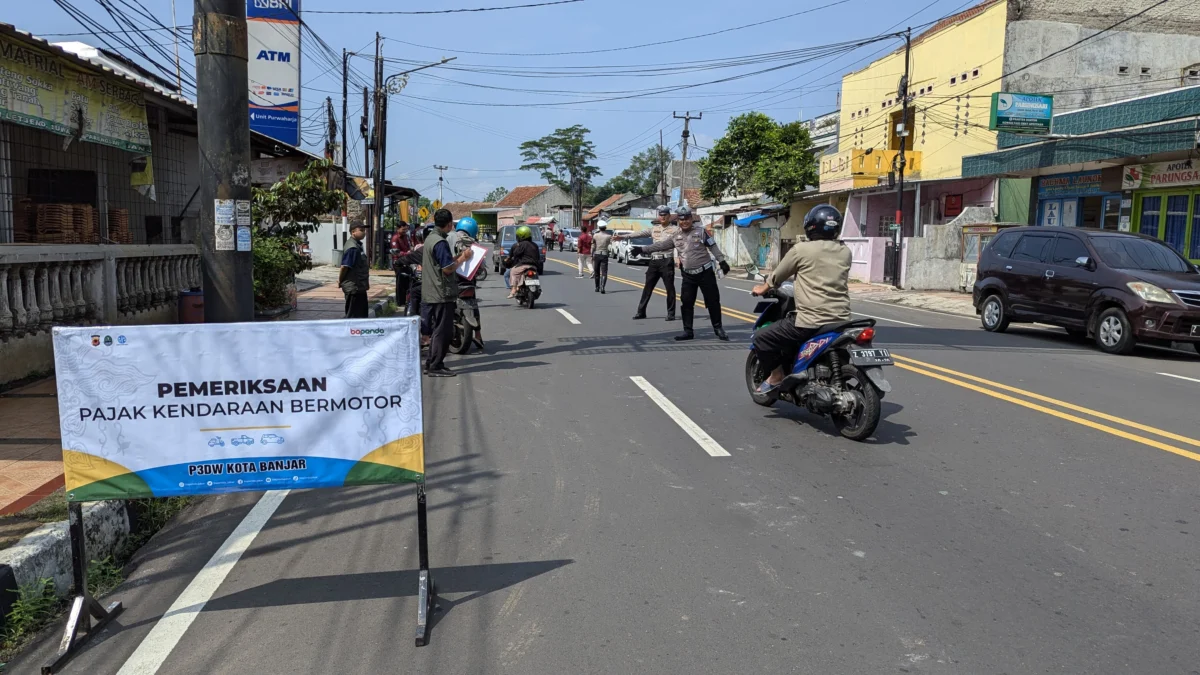 Operasi gabungan penertiban kendaraan bermotor di Parungsari Kota Banjar digelar bersama Satlantas Polres Banjar, P3DW Kota Banjar, Subdenpom lll/2-4 Banjar, dan Jasa Raharja, Selasa 12 November 2024. Operasi ini akan digelar selama tiga hari. (Cecep Herdi/Jabar Ekspres)