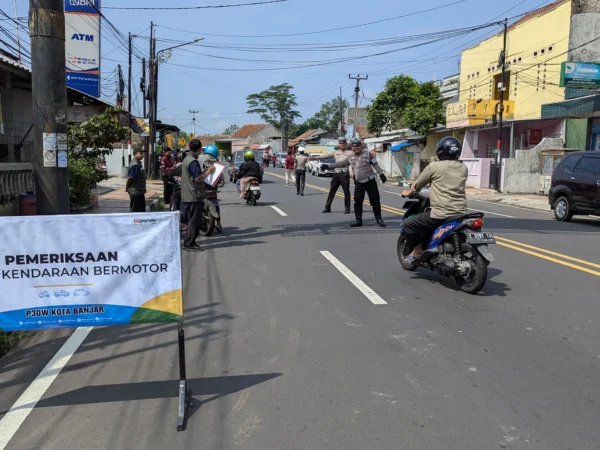 Operasi gabungan penertiban kendaraan bermotor di Parungsari Kota Banjar digelar bersama Satlantas Polres Banjar, P3DW Kota Banjar, Subdenpom lll/2-4 Banjar, dan Jasa Raharja, Selasa 12 November 2024. Operasi ini akan digelar selama tiga hari. (Cecep Herdi/Jabar Ekspres)