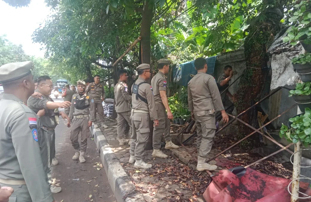 Personel gabungan Satpol PP Kota Bandung saat menertibkan sejumlah bangunan liar di kawasan Cibiru, pada Selasa (12/11).