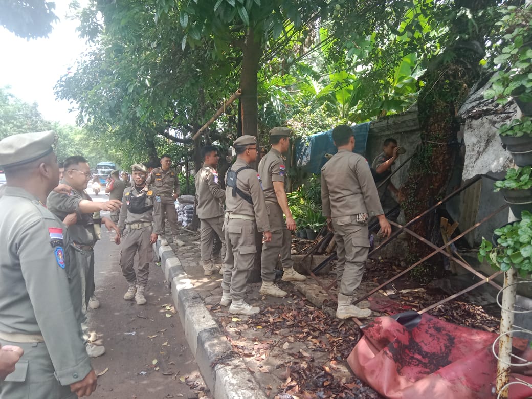 Personel gabungan Satpol PP Kota Bandung saat menertibkan sejumlah bangunan liar di kawasan Cibiru, pada Selasa (12/11).