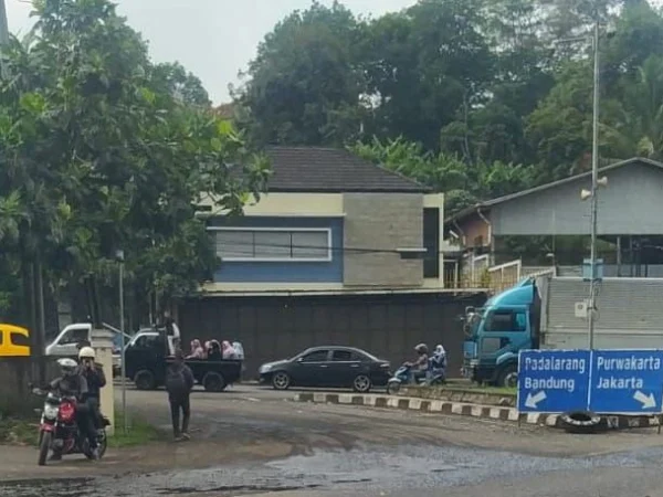 Kendaraan memadati GT Cikamuning di Jalan Raya Purwakarta - Padalarang. Selasa (12/11). Dok Jabar Ekspres