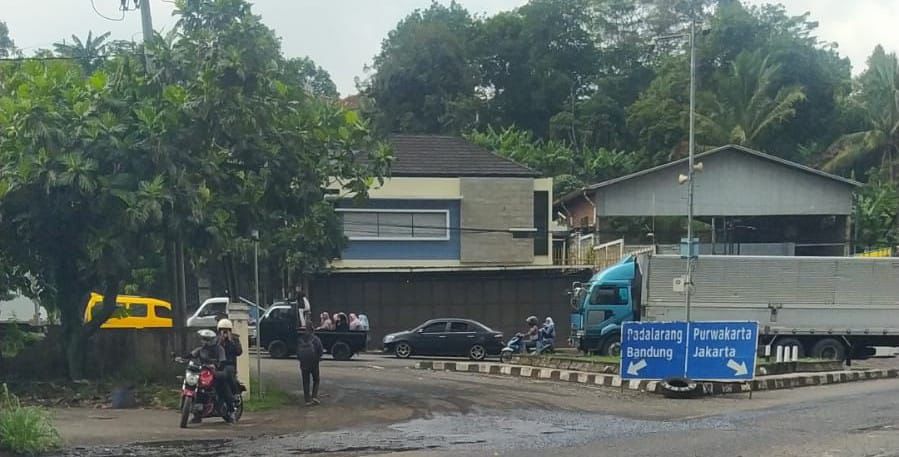 Kendaraan memadati GT Cikamuning di Jalan Raya Purwakarta - Padalarang. Selasa (12/11). Dok Jabar Ekspres