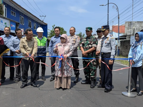 Pj Wali Kota Banjar Hj Ida Wahida Hidayati (tengah) akan menggunting pita bersama Kadis PUTR Kota Banjar Acep Daryanto dalam peresmian jalan Gerilya, Selasa 12 November 2024. (Cecep Herdi/Jabar Ekspres)