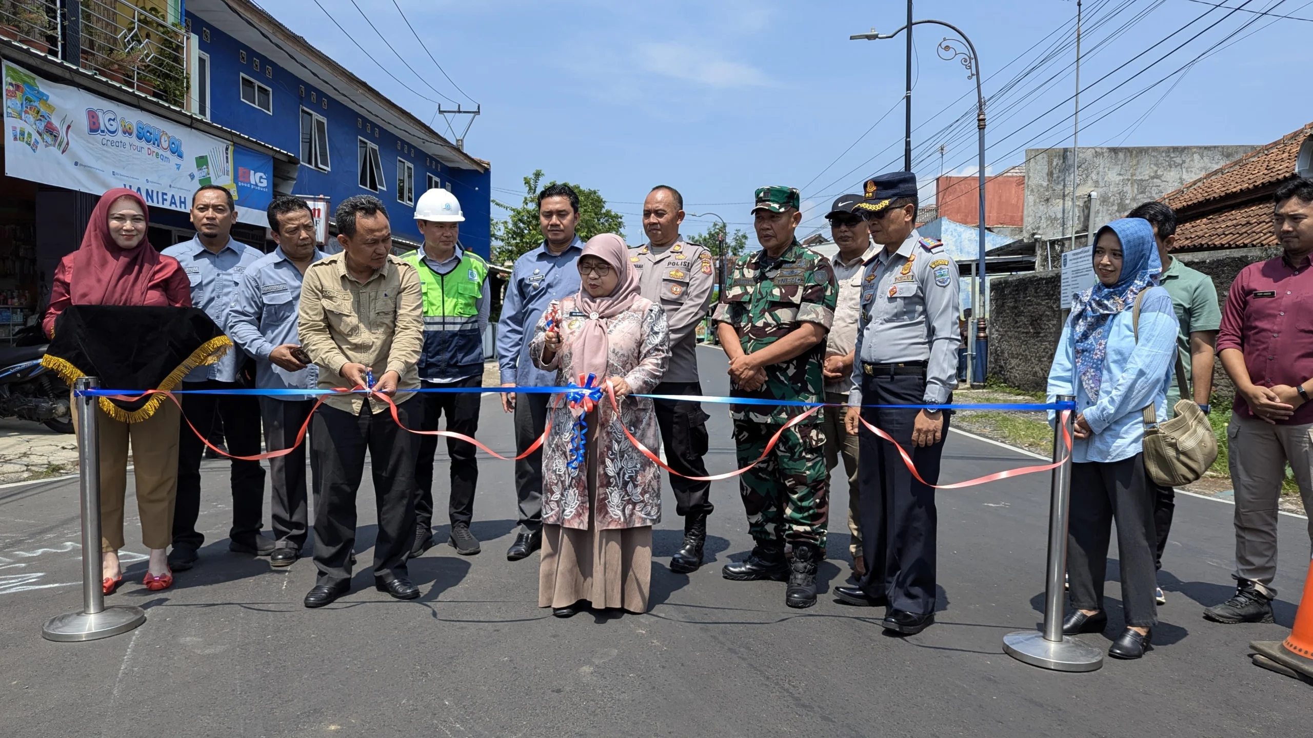 Pj Wali Kota Banjar Hj Ida Wahida Hidayati (tengah) akan menggunting pita bersama Kadis PUTR Kota Banjar Acep Daryanto dalam peresmian jalan Gerilya, Selasa 12 November 2024. (Cecep Herdi/Jabar Ekspres)