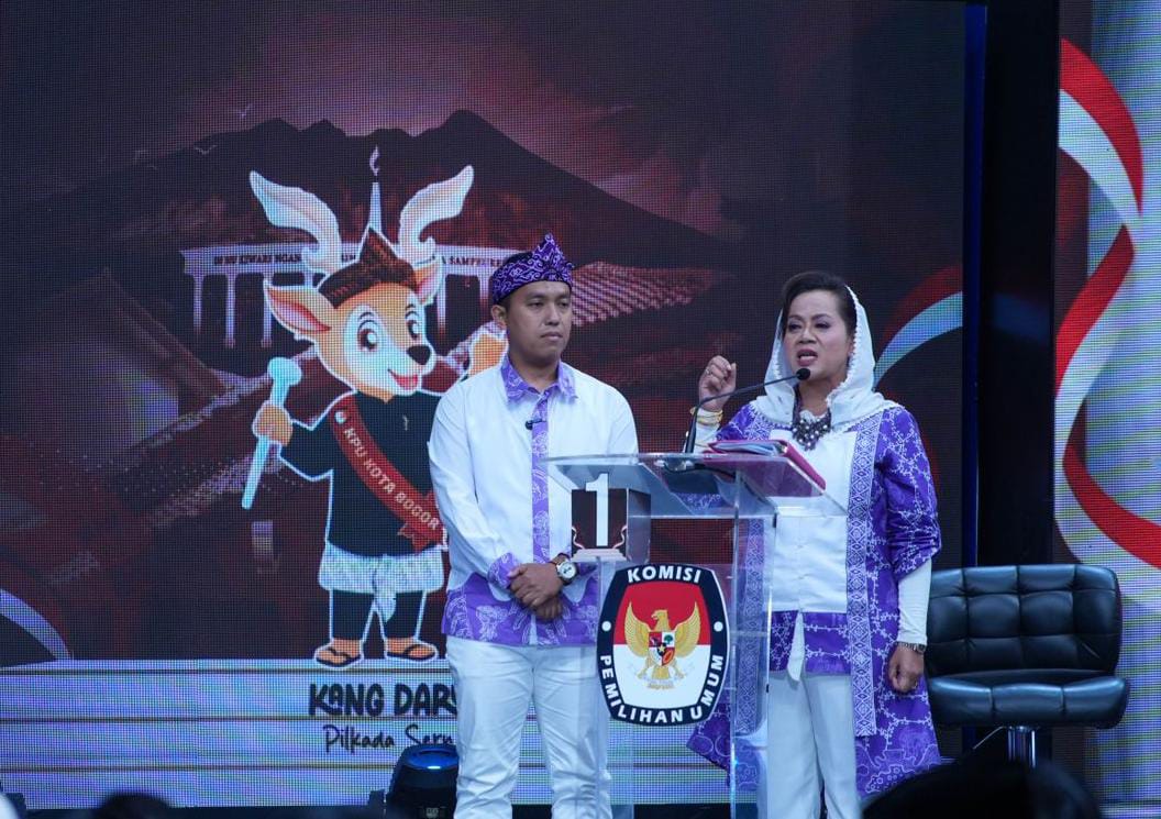 Pasangan Calon Wali Kota dan Wakil Wali Kota Bogor, Sendi Fardiansyah dan Melli Darsa saat memaparkan visi misi dalam forum debat. (Yudha Prananda / Istimewa)