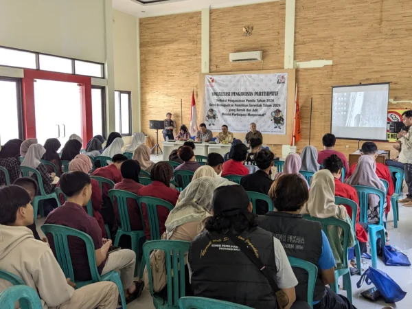 Bawaslu menggelar sosialisasi pengawasan pemilu di aula Dispora Kota Banjar pada Selasa, 12 November 2024. (Cecep Herdi/Jabar Ekspres)