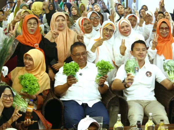 Paslon Haru - Dhani saat menunjukkan produk Buruan Sae warga Kota Bandung.