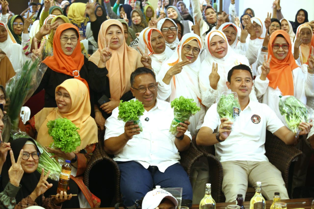 Paslon Haru - Dhani saat menunjukkan produk Buruan Sae warga Kota Bandung.