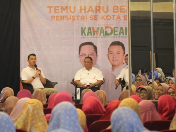 Haru Dhani saat berdialog dengan anggota Peraistri Kota Bandung, Rabu (13/11).