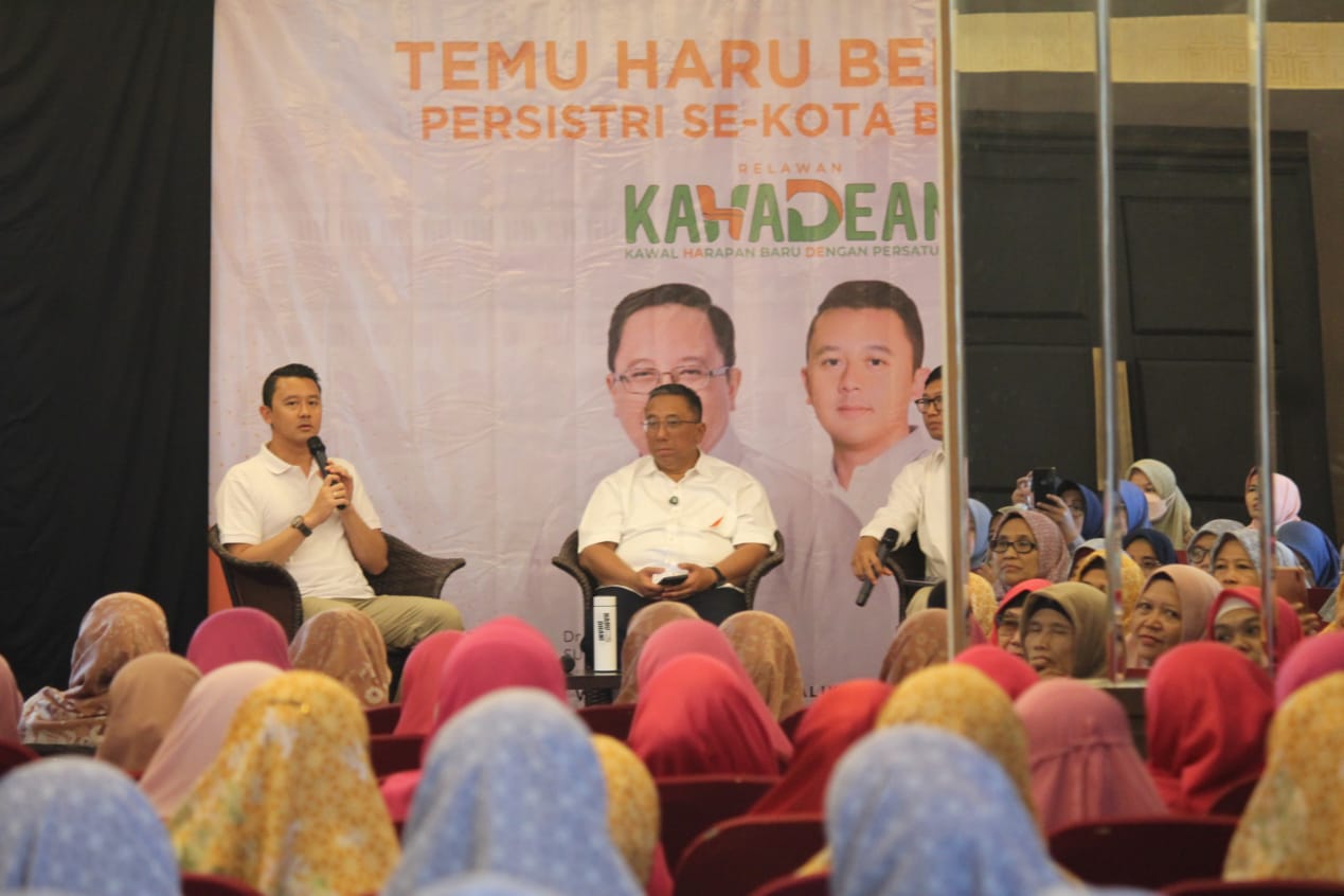 Haru Dhani saat berdialog dengan anggota Peraistri Kota Bandung, Rabu (13/11).