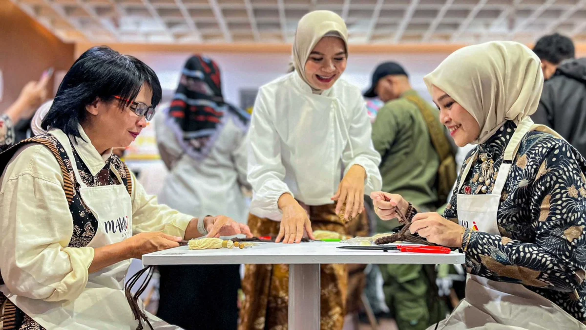 Pj Ketua Dekranasda Jawa Barat, RR Amanda Setianingsih dan Pj Ketua Dekranasda Kota Bogor, Windhy Wuryaning Tyas saat merangkai salah satu kerajinan tangan. (Yudha Prananda / Jabar Ekspres)