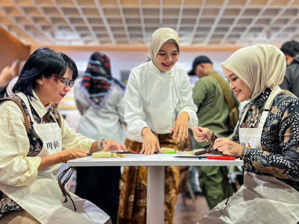 Pj Ketua Dekranasda Jawa Barat, RR Amanda Setianingsih dan Pj Ketua Dekranasda Kota Bogor, Windhy Wuryaning Tyas saat merangkai salah satu kerajinan tangan. (Yudha Prananda / Jabar Ekspres)