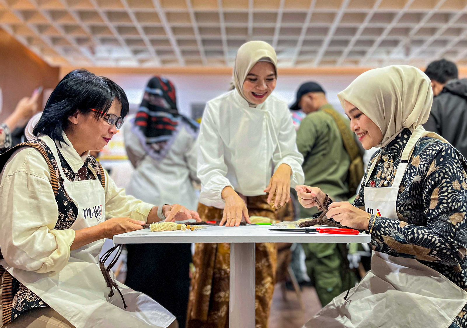 Pj Ketua Dekranasda Jawa Barat, RR Amanda Setianingsih dan Pj Ketua Dekranasda Kota Bogor, Windhy Wuryaning Tyas saat merangkai salah satu kerajinan tangan. (Yudha Prananda / Jabar Ekspres)