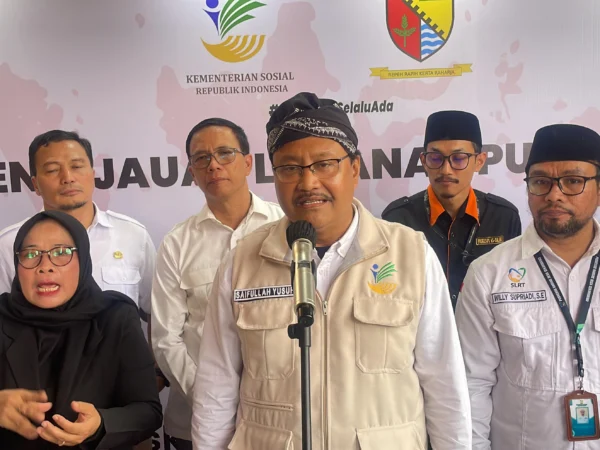 Menteri Sosial (Mensos) Saifullah Yusuf saat meninjau Pusat Kesejahteraan Sosial (Puskesos) di Desa Sekarwangi, Kecamatan Soreang, Kabupaten Bandung, Rabu (13/11/2024). Foto Agi