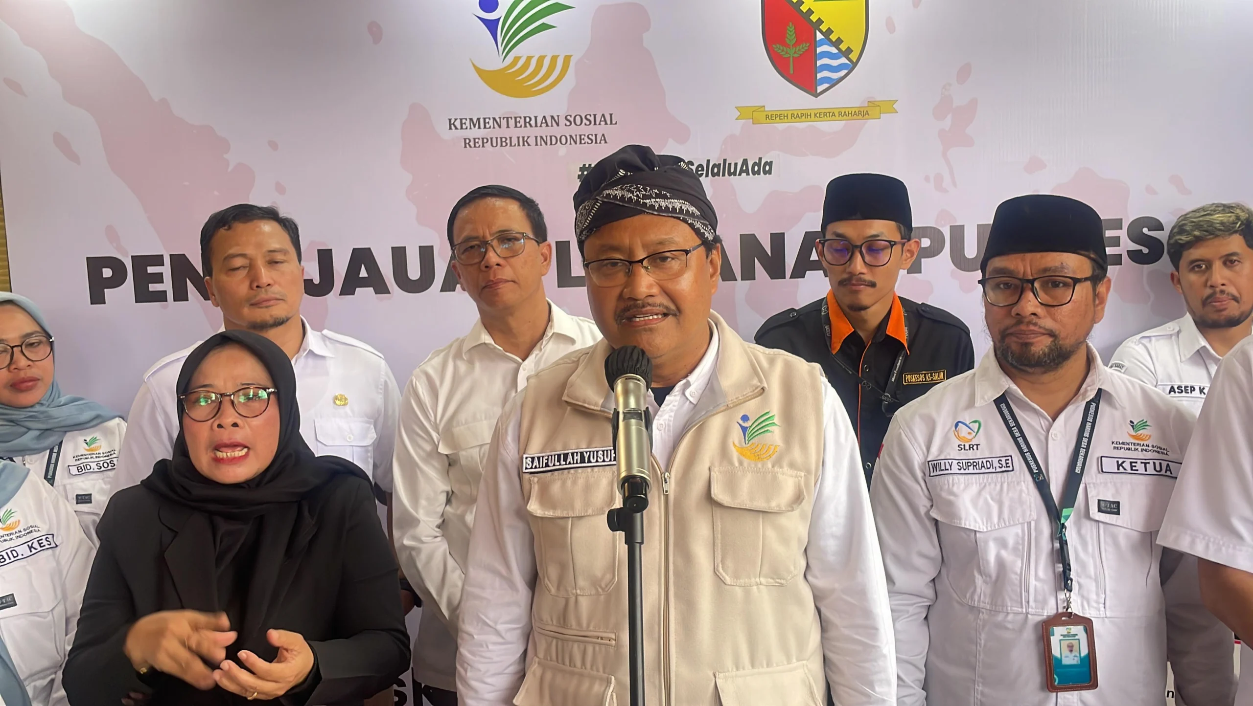 Menteri Sosial (Mensos) Saifullah Yusuf saat meninjau Pusat Kesejahteraan Sosial (Puskesos) di Desa Sekarwangi, Kecamatan Soreang, Kabupaten Bandung, Rabu (13/11/2024). Foto Agi